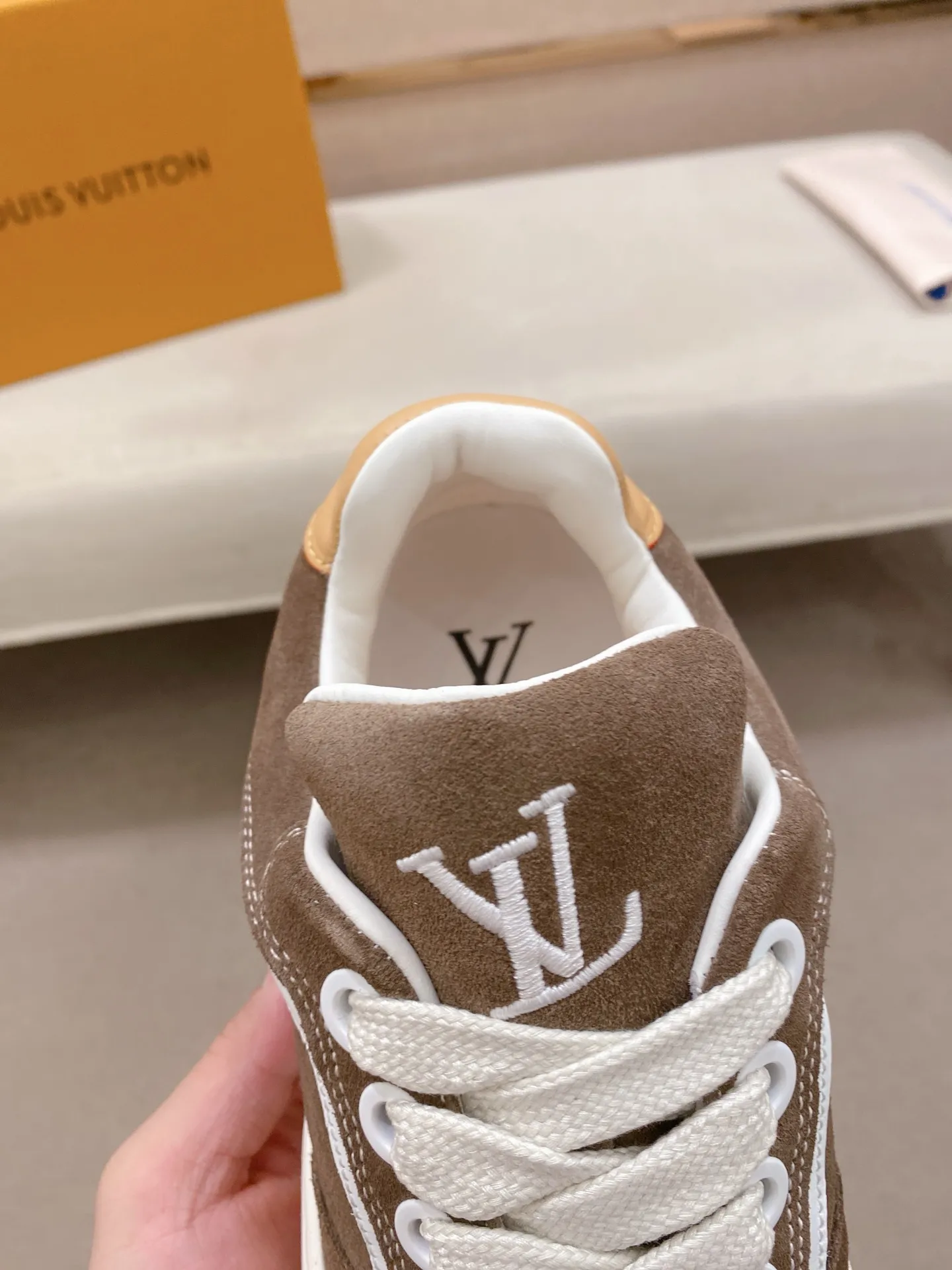 Factory price: 480💰 LV 🫏The colorful interpretation of BUTTERSOFT sneakers combines sheepskin, The colorful interpretation of LV BUTTERSOFT sneakers combines sheepskin and calfskin for a super soft feel. Designed by Pharrell Williams, this '60s-inspired shoe features a padded upper that's been crafted by Louis Vuitton craftsmen to further enhance the comfort of the leather. In addition to the LV initials, it features multiple signatures, including natural leather trim and an embossed pattern of Pharrell Williams and lobster on the side, referencing the Fall/Winter 2025 men’s show. A must-have artifact for fashionistas✅ Code number 38-44